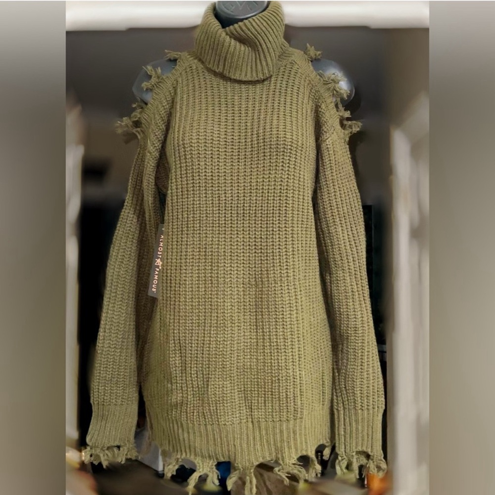 Stunning women's hunter green turtle neck cold shoulder sweater. Size S.